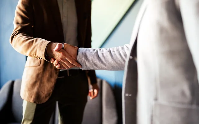 Handschlag – HB partners begleitet Kandidaten zu ihrer nächsten Karrierechance
