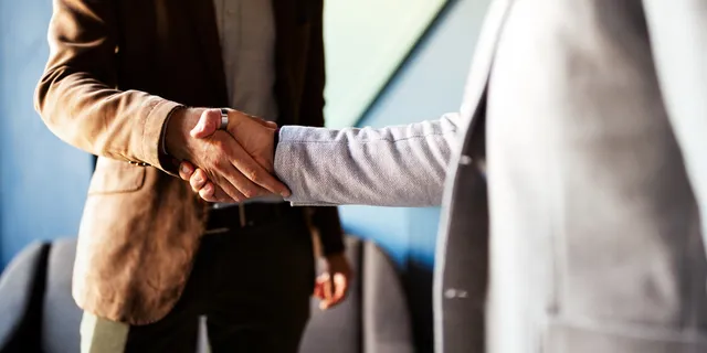 Handschlag zwischen Recruiter und Kandidat. HB Partners verbindet Unternehmen und Fachkräfte